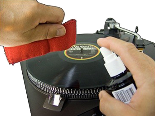 Čistící sprej a antistatická utěrka na gramofonové desky