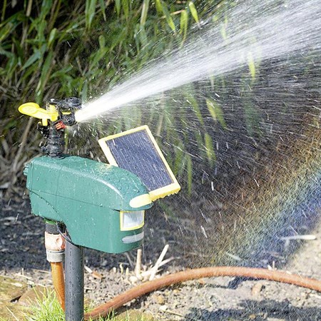 Vodný odpudzovač škodcov so solárnym nabíjaním a senzorom pohybu Gardigo 60082